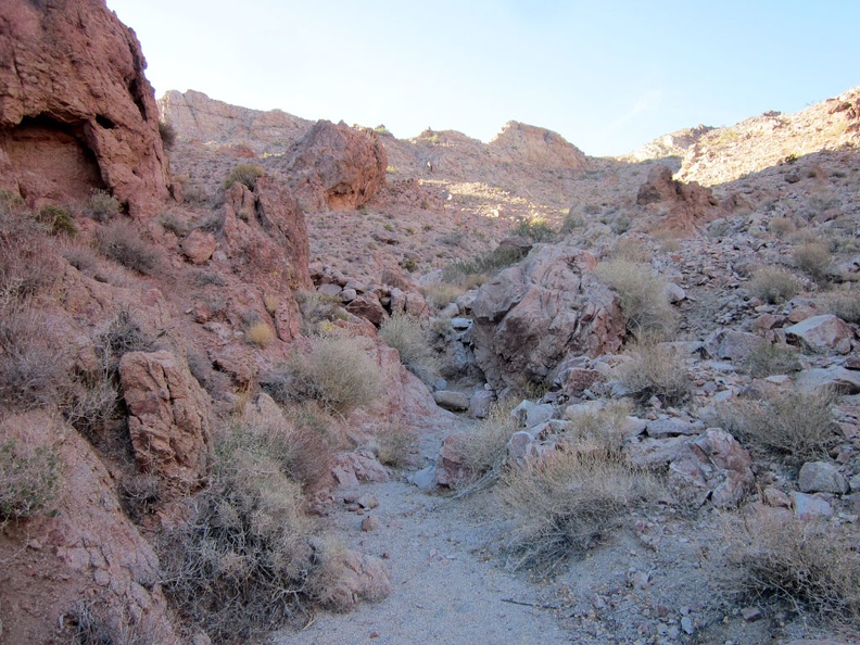 I'm already in the shade while climbing up this Cady Mountains hill after 14h in late November