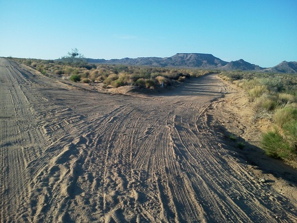 After a stop at Hole-in-the-Wall Visitor Centre to recharge my phone and fill up on water, I ride over to Woods Wash Road