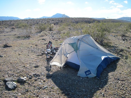 Coffee time, I hope: I try heating some water and shelter the burner a little by placing it behind the tent