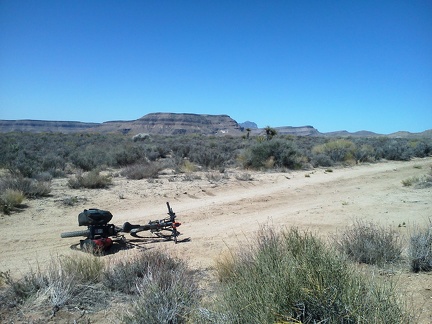 I leave camp before 10h and ride past the Woods Mountains, at first on the way to Hole-in-the-Wall Visitor Centre to get water