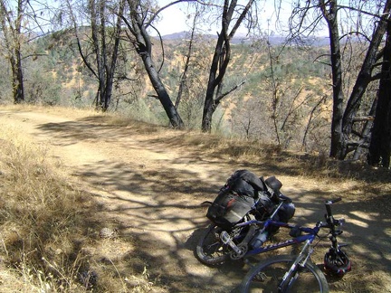 I leave Pacheco Camp around 12h30 and within 30 minutes I'm on the ridge above riding through a semi-shady stand of burned pines