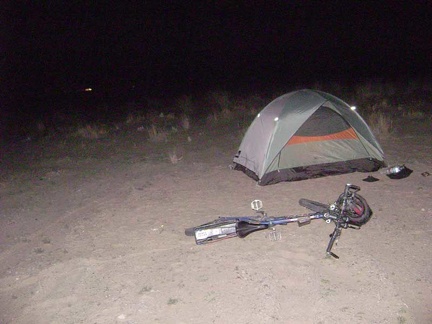 Returning to the main road, I decide to call it a day and set up camp by the power lines around 18h30