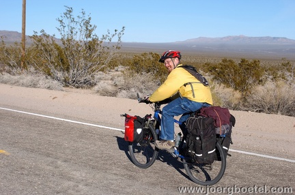 Joerg and Elke and I have a fun desert chat for a good half hour; they visit Death Valley frequently and are on their way home