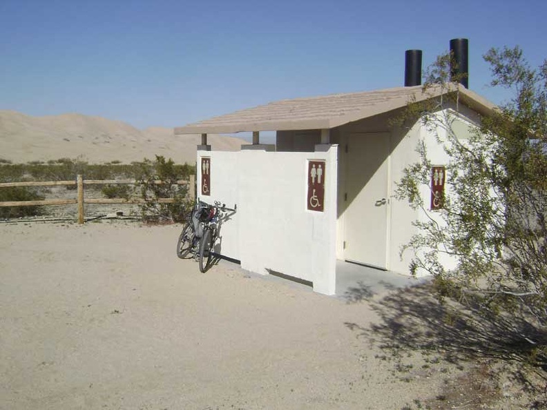 07086-kelso-dunes-outhouse-800px.jpg