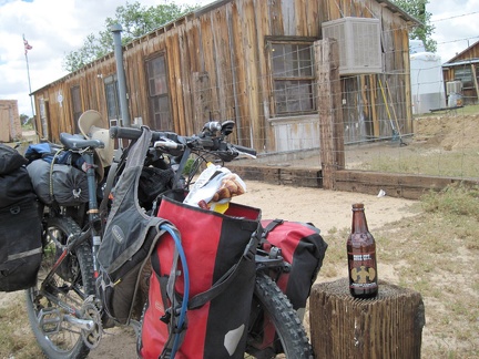 Cima Store is open today, so I stop for a bag of chips and a bottle of blogger Morongo Bill's esteemed Sioux City Sarsaparilla