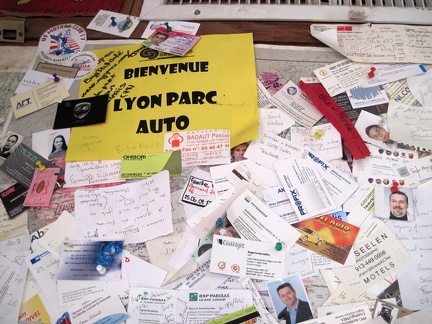 Bagdad Café: business cards, welcome signs (bienvenue) and personal messages everywhere, le tout en français