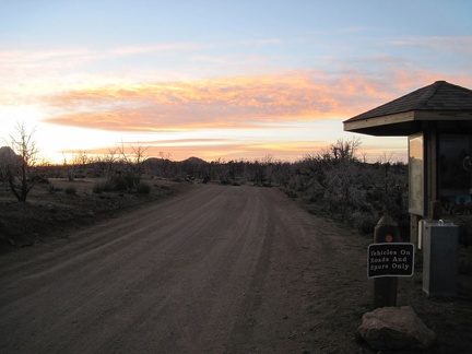 Just before 20h, I pass by the Mid Hills campground entrance kiosk and ride the final 0.6 miles to my campsite