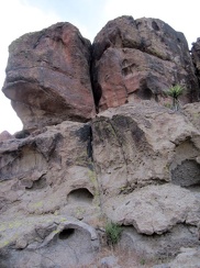 More big bubbles and fractures in the rocks