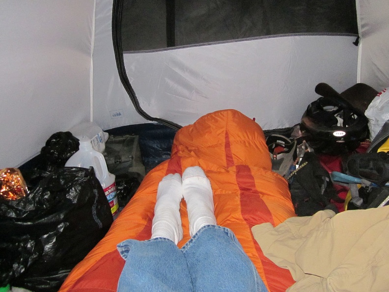 A relaxing evening in the tent, with my sweaters on, and I sleep really well in my new, warm winter sleeping bag