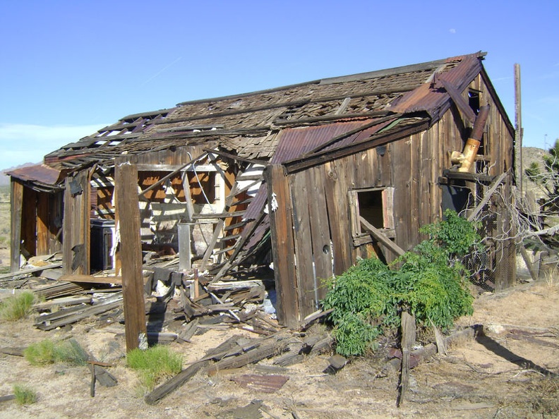 It always amazes me that houses like this one at Cima can be left to decay literally to the point of collapsing