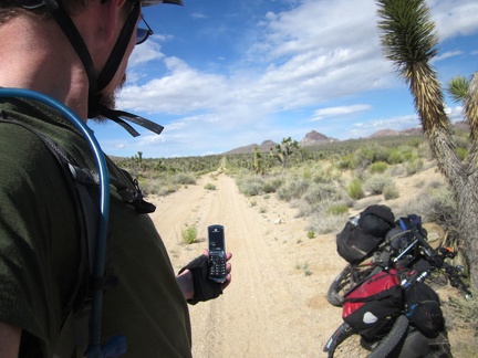I take a quick break in the joshua-tree forest to enjoy the silence and try my cell phone; I also remove my sweater