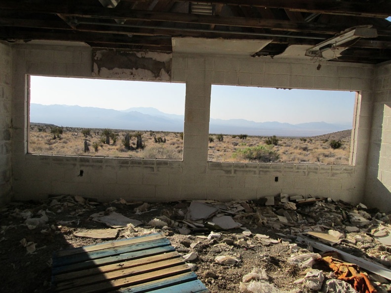 Large window openings open onto big views of the Ivanpah Mountains and the Clark Mountains in the distance