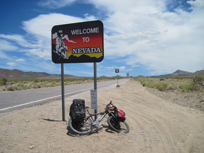 After half an hour, I stop for a few minutes on the way up the hill: I'm in Nevada now