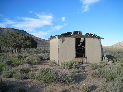 The rear (west side) of the Gold Valley cabin has a window